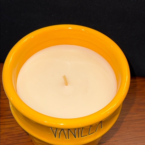 NWT Rae Dunn Ceramic Ice Cream Cone Vanilla Cream Scented Candle 10.8oz w/lid - Picture 10 of 11